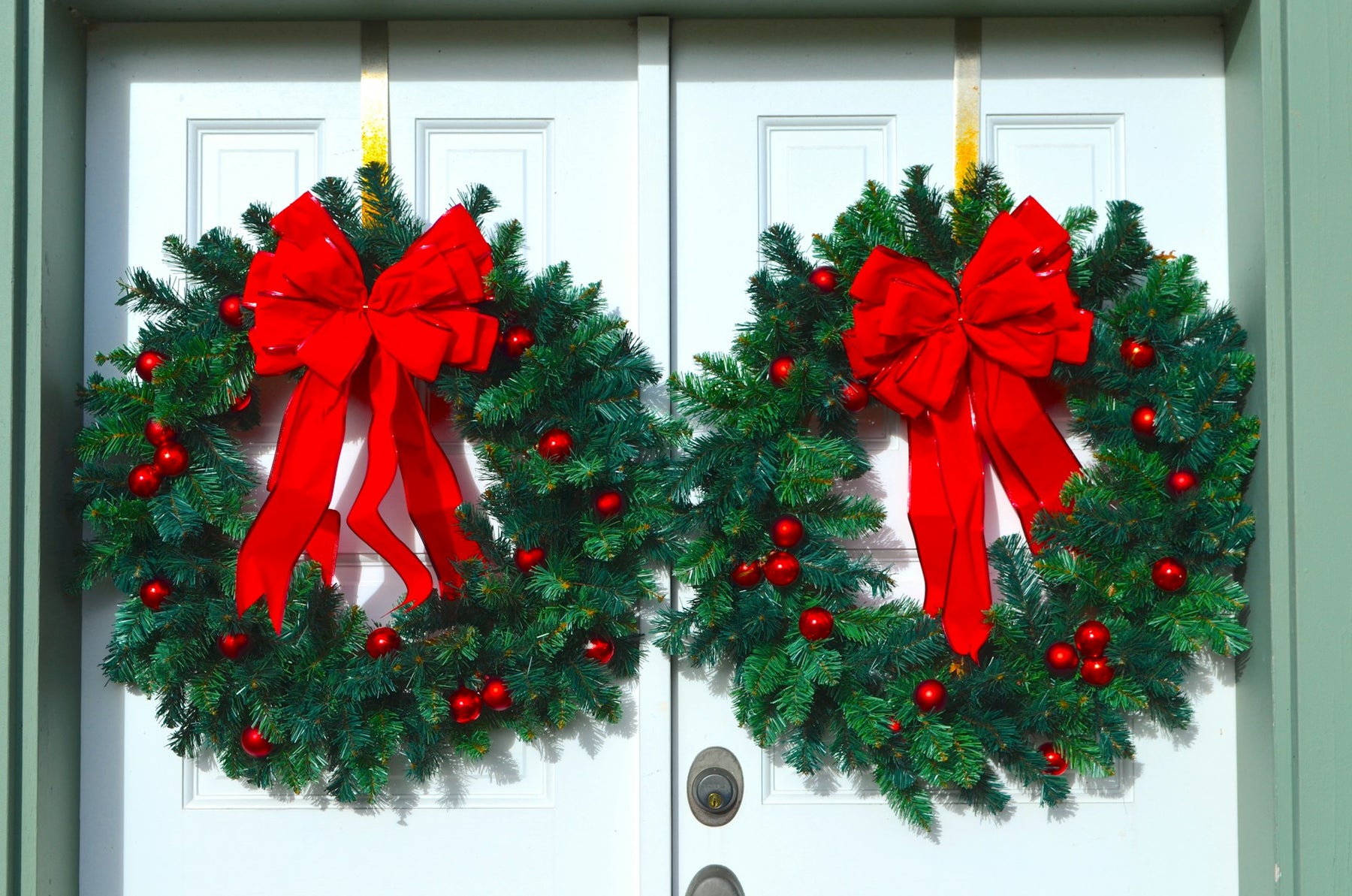 Lighted Christmas Wreaths: Brighten Your Holidays with These Beautiful Decorations