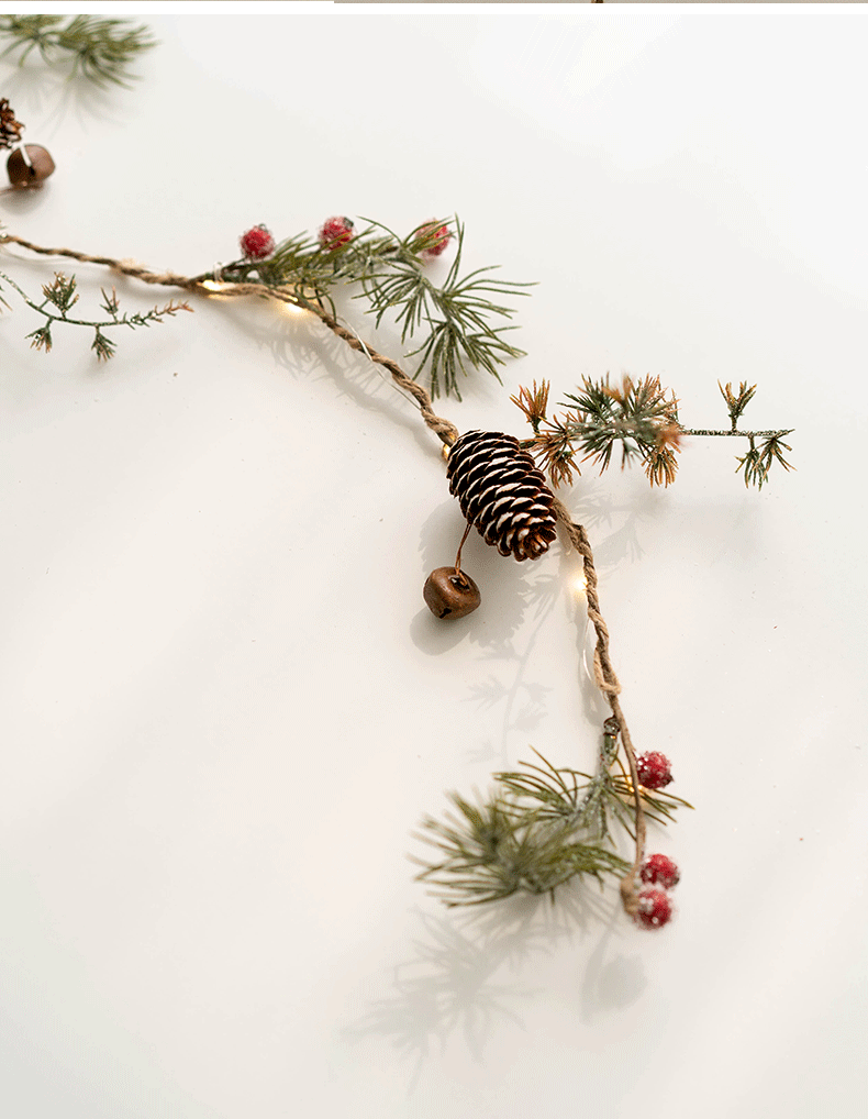 Guirlande de vignes suspendues en pin artificiel lumineux en vrac avec pommes de pin aux baies rouges pour la décoration des fêtes de Noël en gros
