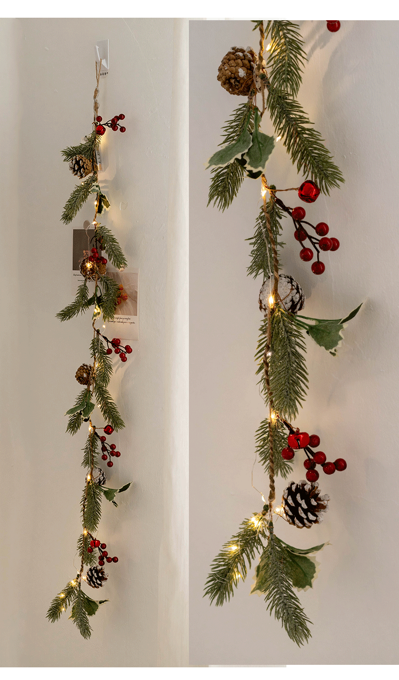 Guirlande de vignes suspendues en pin artificiel lumineux en vrac avec pommes de pin aux baies rouges pour la décoration des fêtes de Noël en gros