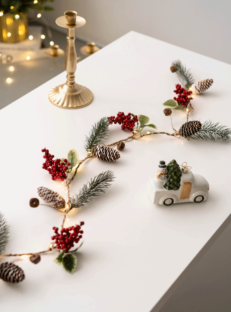Guirlande de vignes suspendues en pin artificiel lumineux en vrac avec pommes de pin aux baies rouges pour la décoration des fêtes de Noël en gros
