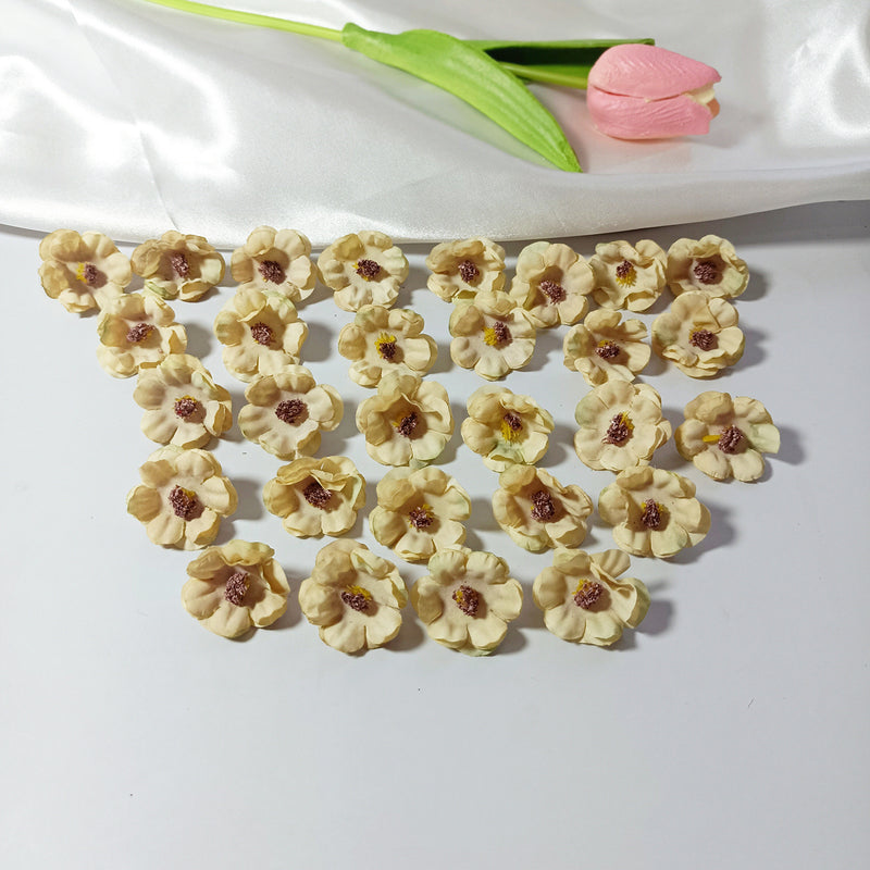 100 Pcs Mini Daisy Flower Heads, 1 Inch Lifelike Artificial Daisies for Crafts, Bulk Faux Flowers for DIY Wedding Decor, Wreaths, Table Scatter