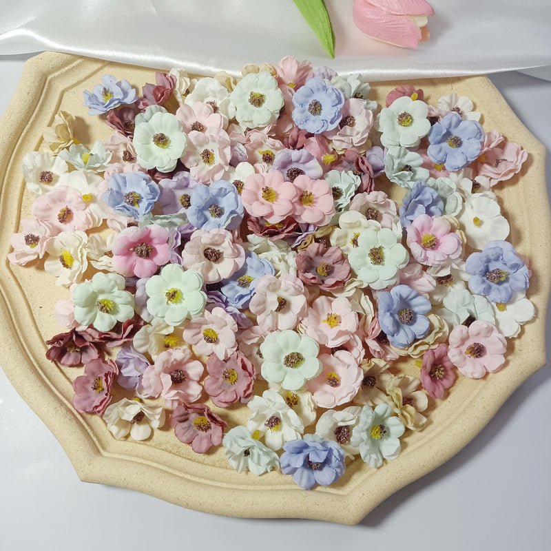 100 Pcs Mini Daisy Flower Heads, 1 Inch Lifelike Artificial Daisies for Crafts, Bulk Faux Flowers for DIY Wedding Decor, Wreaths, Table Scatter