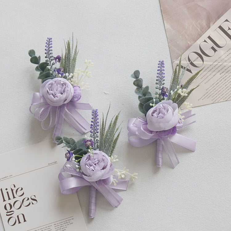 Boutonnières de pivoines violettes en vrac avec verdure en gros