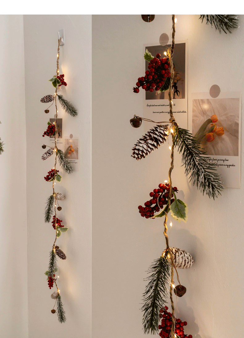Guirlande de vignes suspendues en pin artificiel lumineux en vrac avec pommes de pin aux baies rouges pour la décoration des fêtes de Noël en gros
