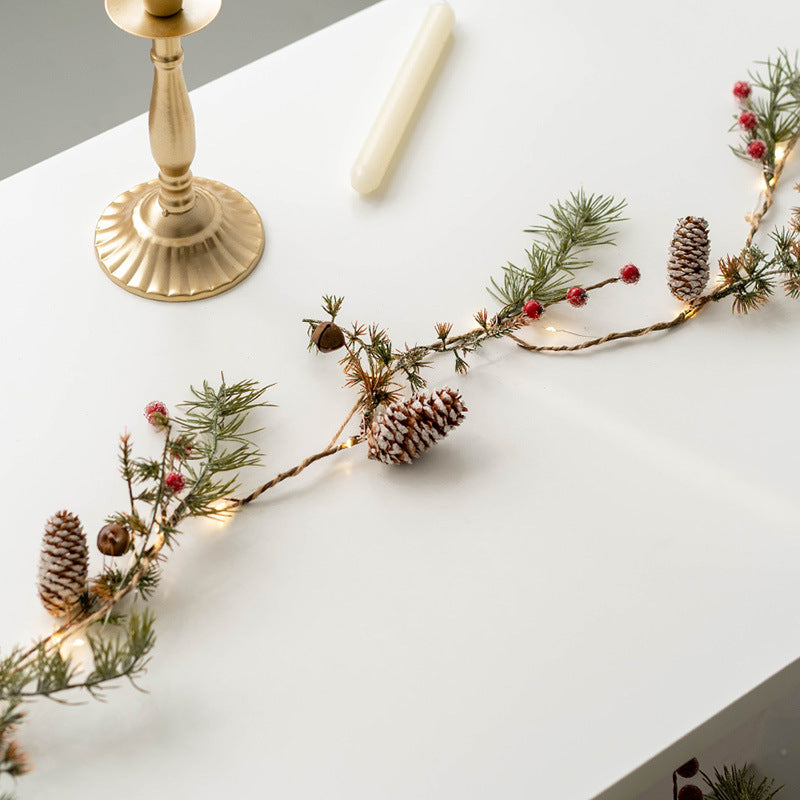 Guirlande de vignes suspendues en pin artificiel lumineux en vrac avec pommes de pin aux baies rouges pour la décoration des fêtes de Noël en gros
