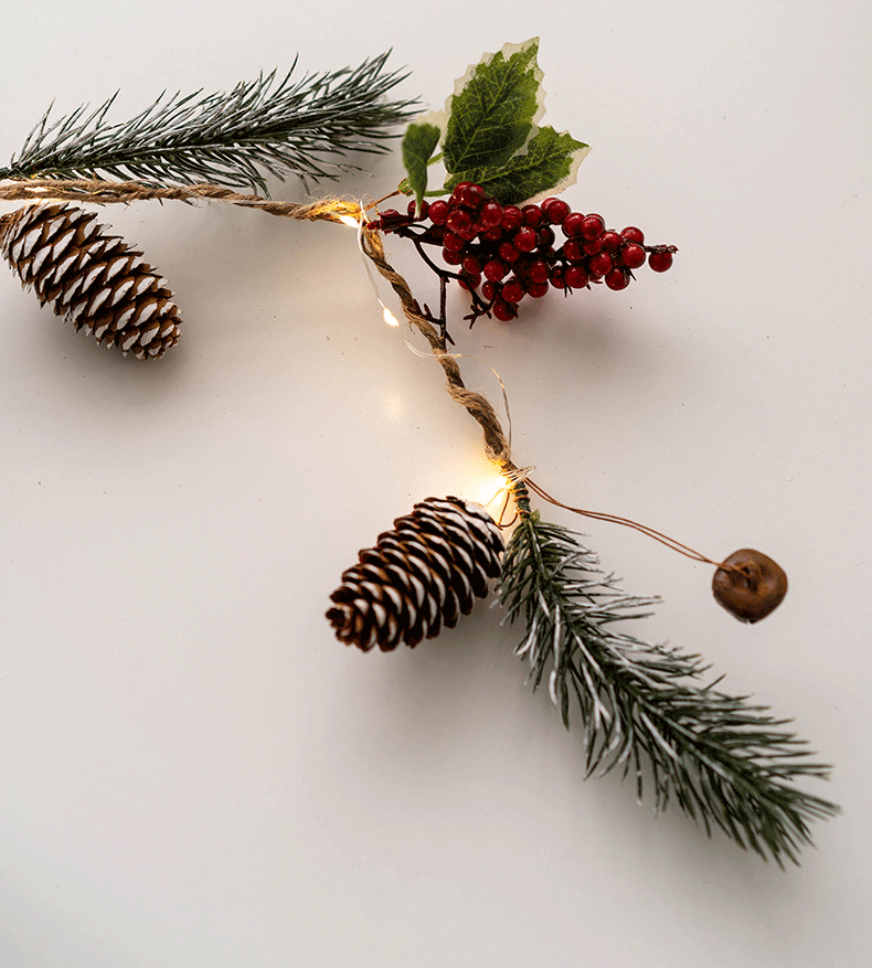 Guirlande de vignes suspendues en pin artificiel lumineux en vrac avec pommes de pin aux baies rouges pour la décoration des fêtes de Noël en gros