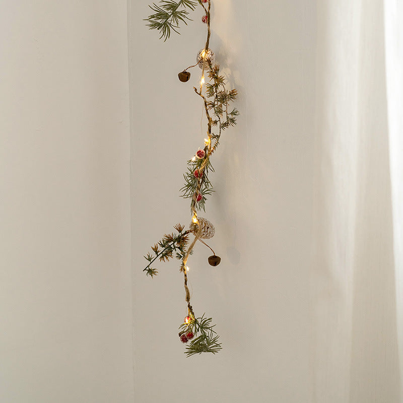 Guirlande de vignes suspendues en pin artificiel lumineux en vrac avec pommes de pin aux baies rouges pour la décoration des fêtes de Noël en gros