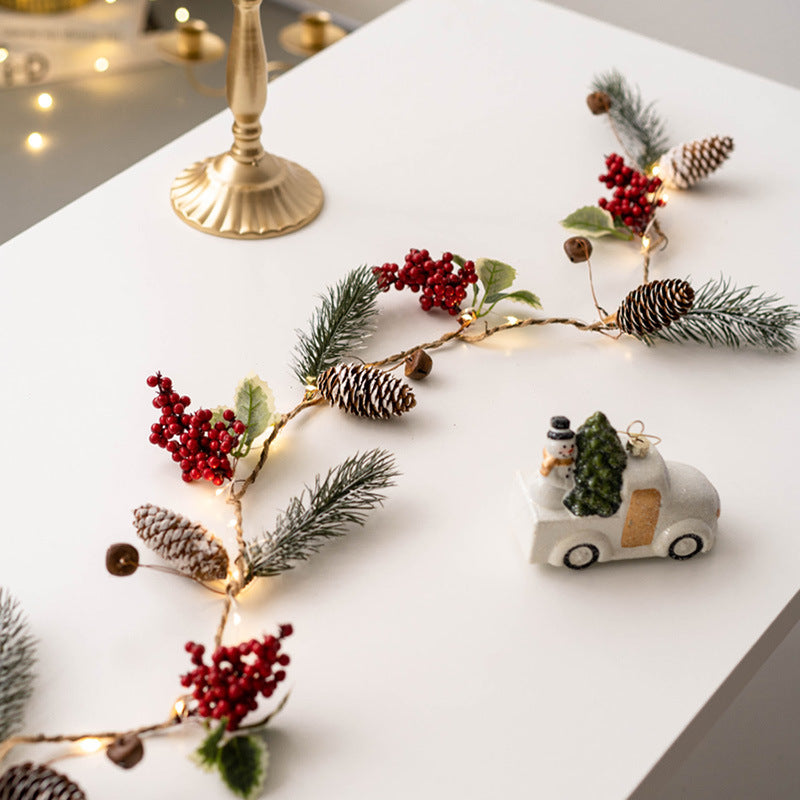 Guirlande de vignes suspendues en pin artificiel lumineux en vrac avec pommes de pin aux baies rouges pour la décoration des fêtes de Noël en gros