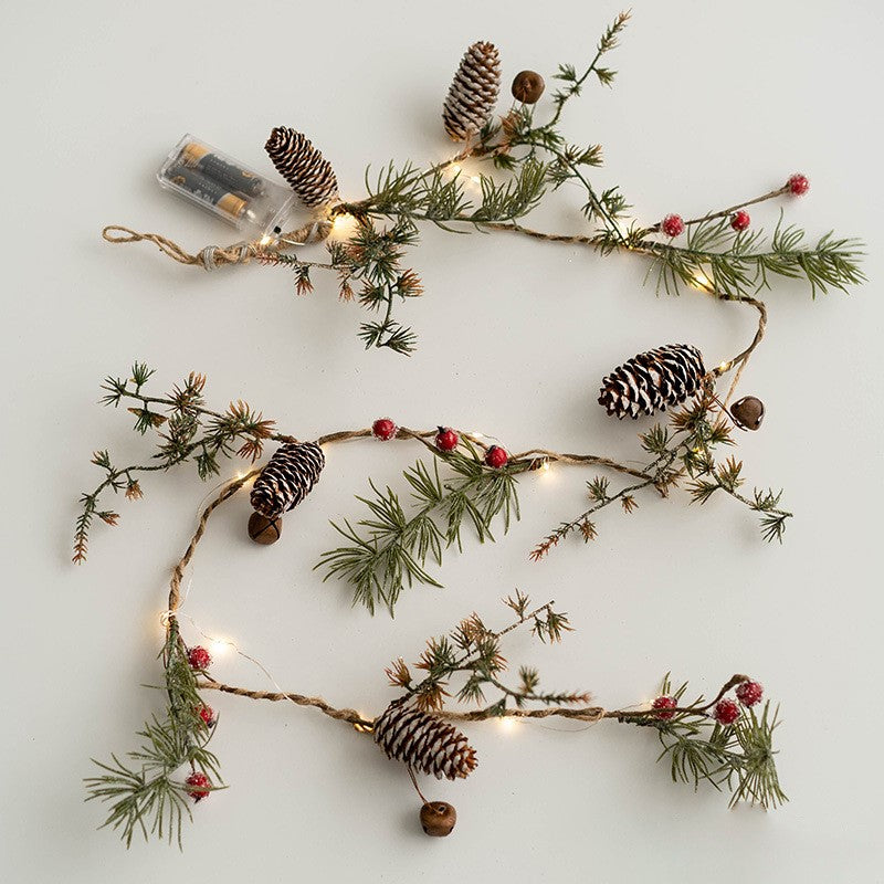 Guirlande de vignes suspendues en pin artificiel lumineux en vrac avec pommes de pin aux baies rouges pour la décoration des fêtes de Noël en gros