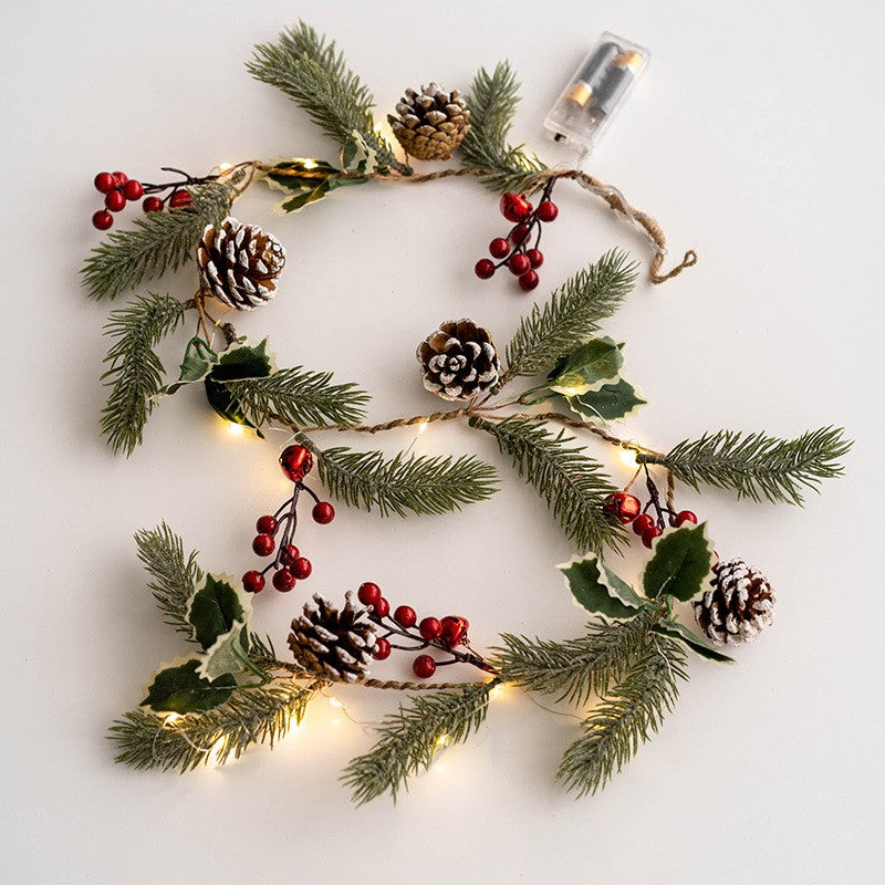 Guirlande de vignes suspendues en pin artificiel lumineux en vrac avec pommes de pin aux baies rouges pour la décoration des fêtes de Noël en gros