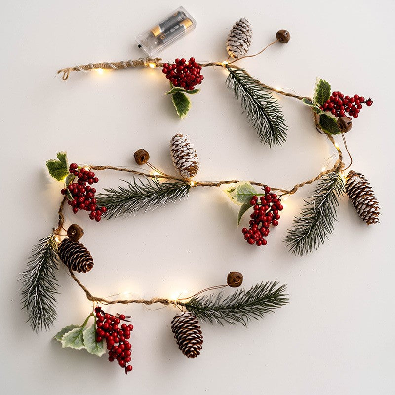 Guirlande de vignes suspendues en pin artificiel lumineux en vrac avec pommes de pin aux baies rouges pour la décoration des fêtes de Noël en gros
