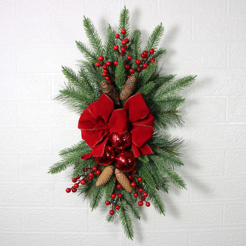 Guirlande de Noël en gros de pommes de pin et de baies rouges 