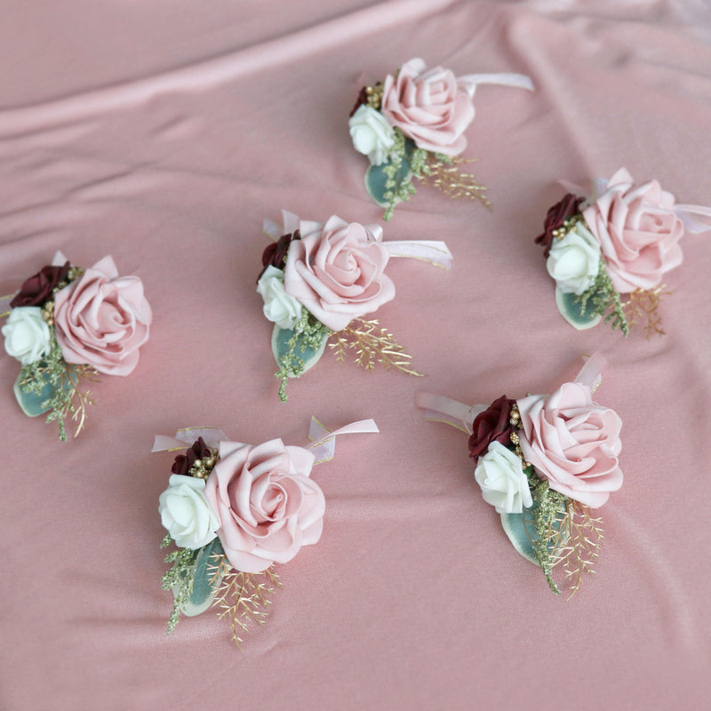 Boutonnière en gros de roses camées pour mariage