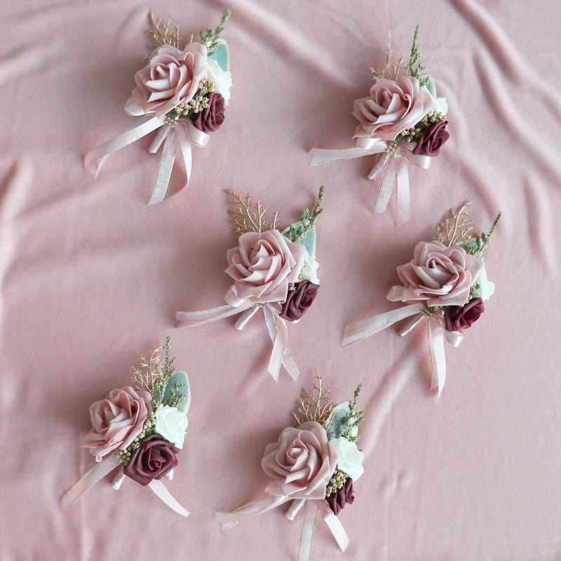 Boutonnière en gros de roses camées pour mariage