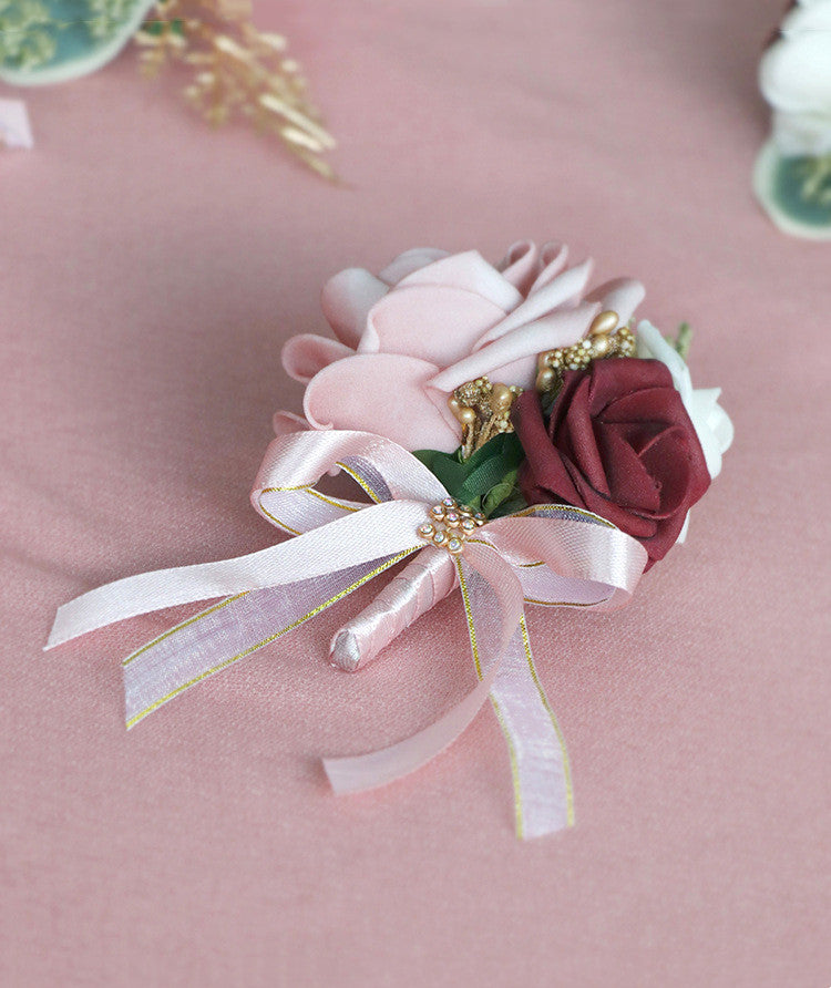 Boutonnière en gros de roses camées pour mariage