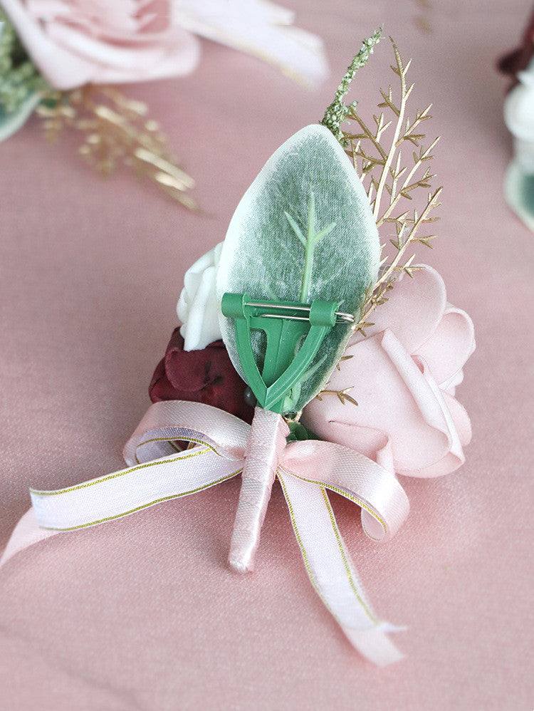 Boutonnière en gros de roses camées pour mariage