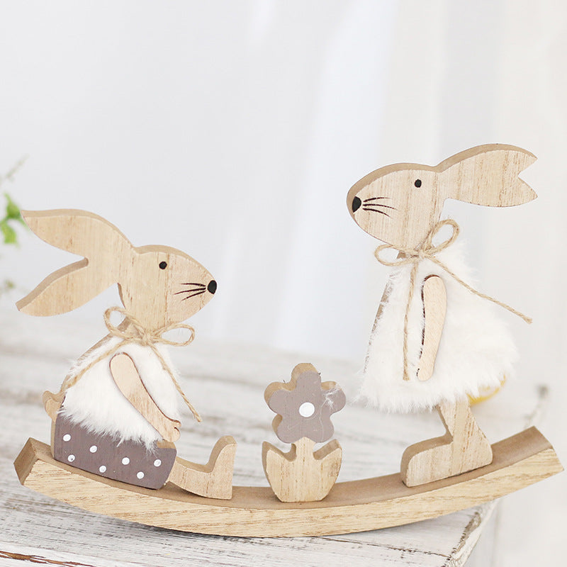 Centre de table en bois naturel avec lapin de Pâques en vrac