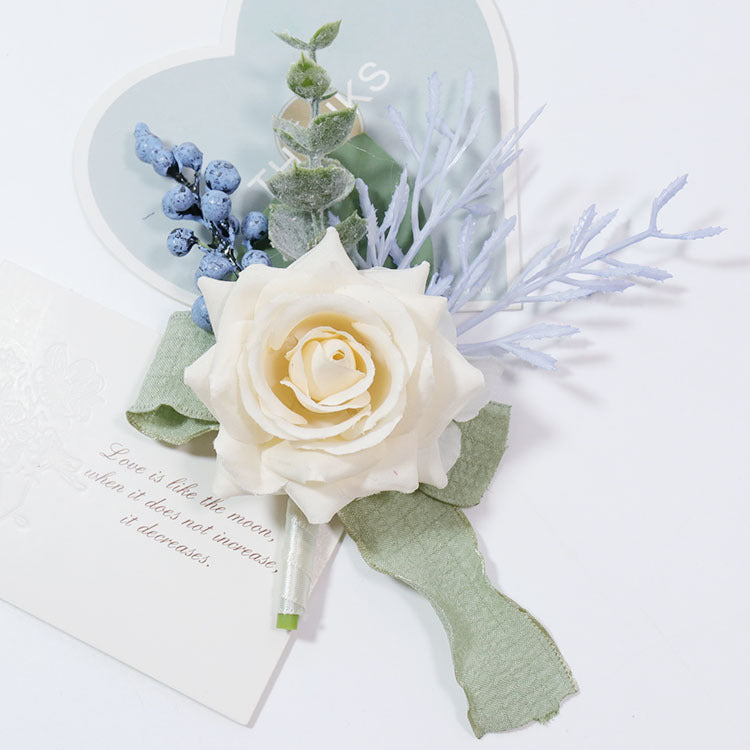 Boutonnière en eucalyptus blanc ivoire et verdure en gros