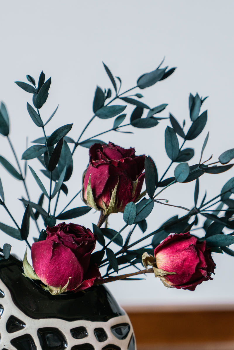 Bulk Exclusive Small Dried Flowers Rose Eucalyptus in Vase for Fall Home Kitchen Thanksgiving Table Centerpieces Festival Decor Wholesale