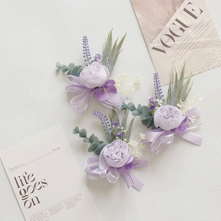 Bouquet de pivoines violettes en vrac avec verdure en gros