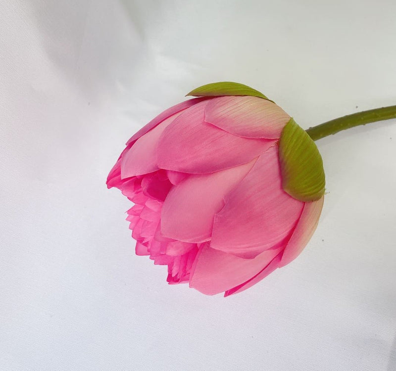 Tige de lys en bourgeon de lotus de 28 pouces en vrac Fleur artificielle en soie Vente en gros 