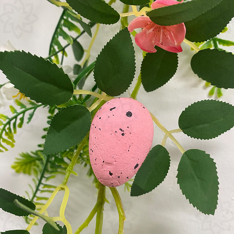 Guirlande de fleurs artificielles suspendues en vrac avec œufs de Pâques et baies mélangées