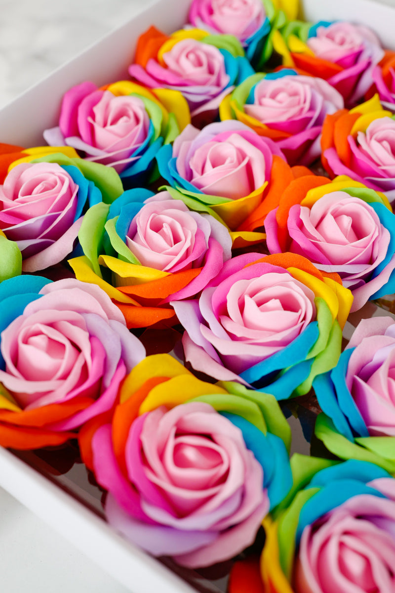 Bulk 25 piezas 2.7 "Cabezas de jabón Rainbow Rose con tallos desmontables al por mayor