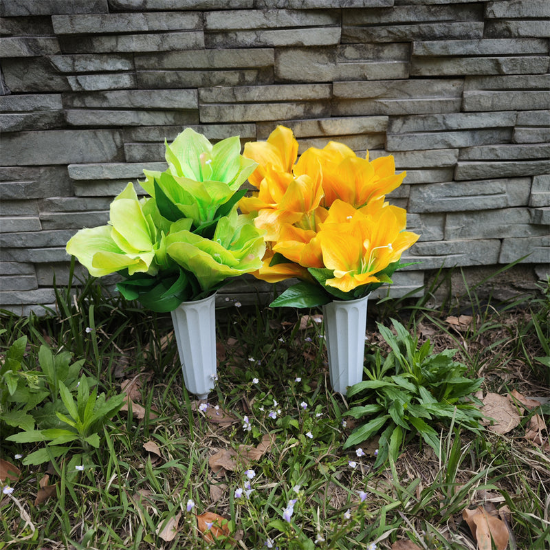 Fleurs de cimetière en vrac Clivia dans un vase pour les arrangements funéraires et commémoratifs en gros 