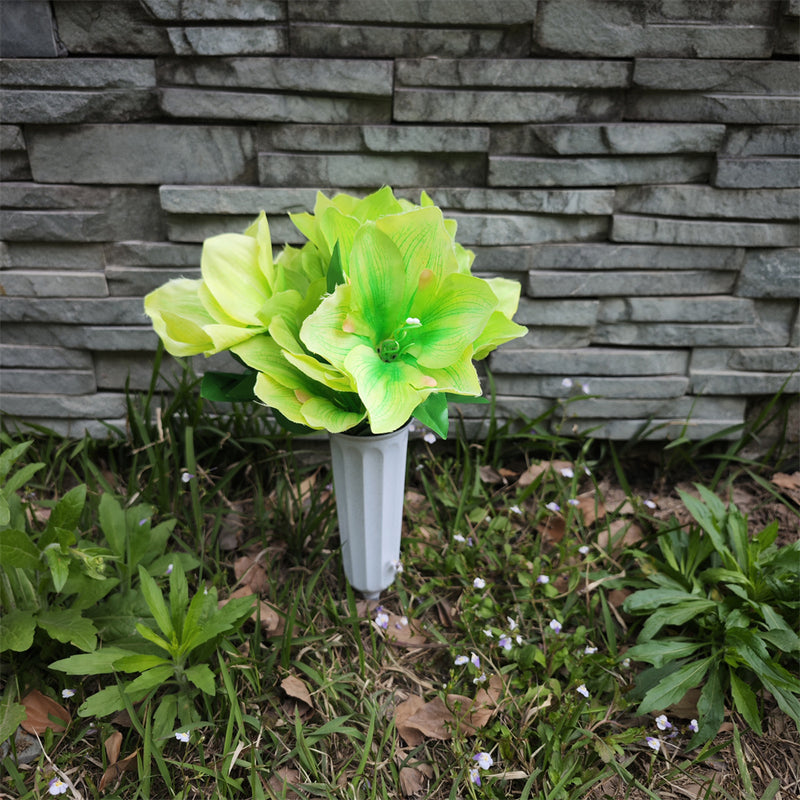 Fleurs de cimetière en vrac Clivia dans un vase pour les arrangements funéraires et commémoratifs en gros 