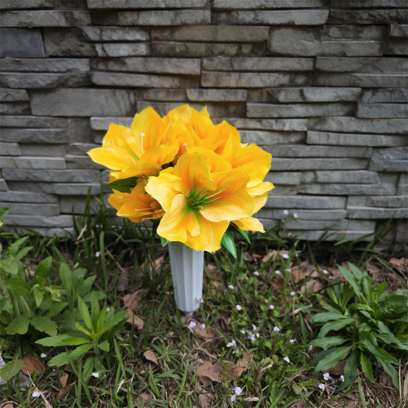Fleurs de cimetière en vrac Clivia dans un vase pour les arrangements funéraires et commémoratifs en gros 